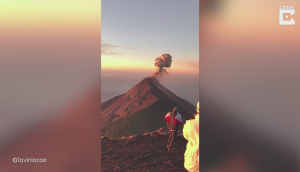Volcán de Fuego hace erupción ante mirada incrédula de escaladores turistas (Video)