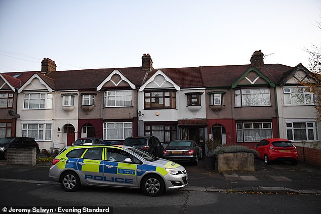 Cesárea post mortem salva al bebé de una embarazada asesinada en Londres con un tiro de ballesta (Fotos)