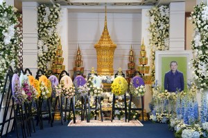 Funeral budista en Bangkok para el magnate tailandés dueño del Leicester City