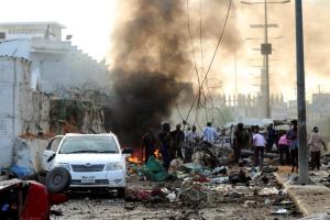 Aumentan a 30 los muertos en el triple atentado con coche bomba en Somalia