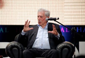 Vargas Llosa: La democracia corrupta permite confusiones como el chavismo