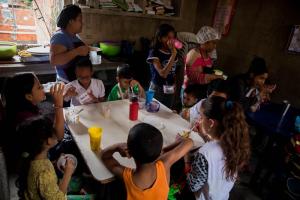 Comedores comunitarios intentan hacer frente al hambre infantil en Venezuela
