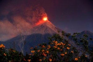 Volcán de Fuego de Guatemala registró una nueva erupción de casi cinco mil metros de altura