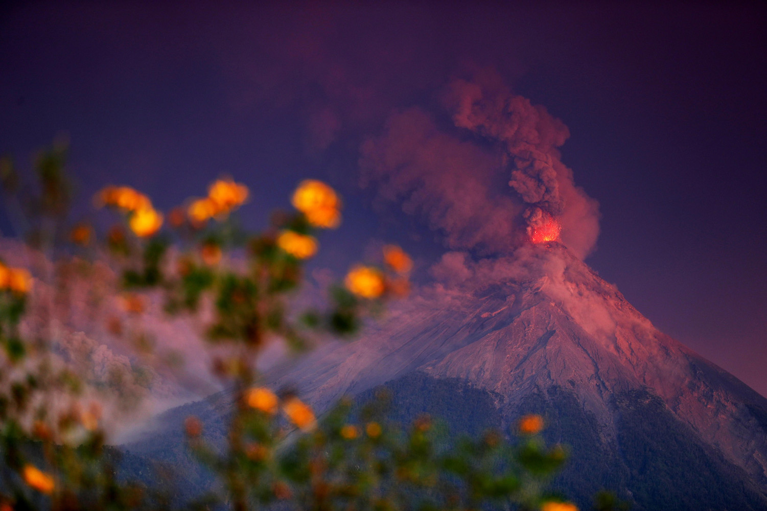 Volcán de Fuego aumentó sus erupciones y lanzó ceniza a comunidades en Guatemala