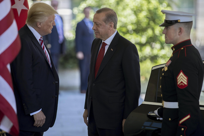 Trump niega haber dado “luz verde” a Erdogan para invasión turca de Siria