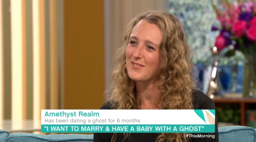 Esta mujer asegura que tuvo sexo con 20 fantasmas y quiere casarse con un espíritu
