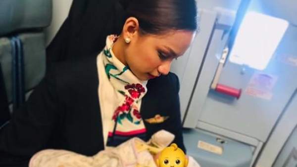Azafata amamanta a un bebé que lloraba hambriento durante un vuelo