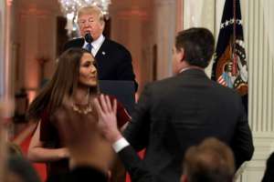 La Casa Blanca suspende credenciales a periodista de CNN tras altercado con Trump