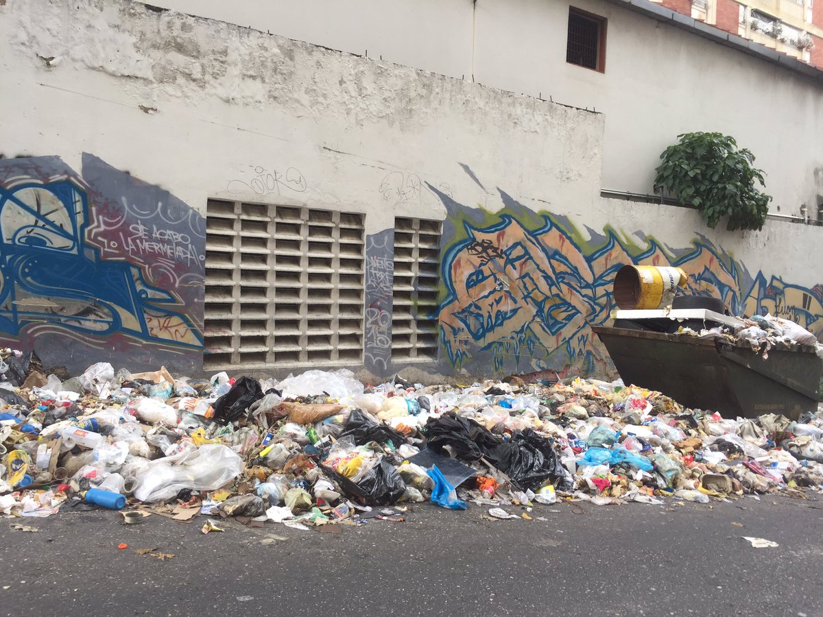 ¿Aló @ErikaPSUV? Caracas se ahoga entre la basura (FOTOS)