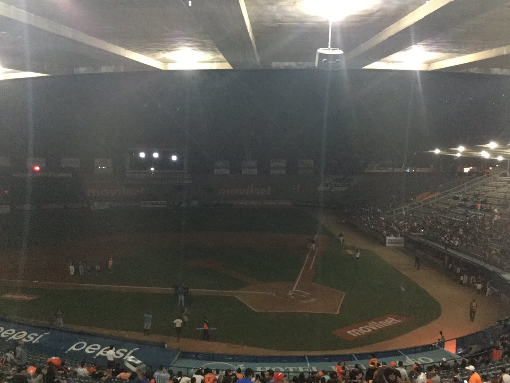 Se fue la luz en el estadio Luis Aparicio: Aguilas y Bravos quedaron a oscuras