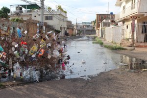 La mala vialidad y las aguas negras colapsan la parroquia Olegario Villalobos en el Zulia (fotos)