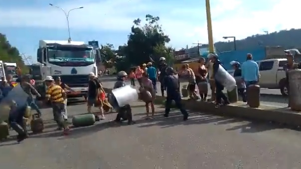 Policía de Trujillo impide protesta por falta de gas #22Nov (video)