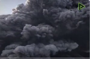 Momento cuando un volcán en Rusia erupciona mientras unos senderistas paseaban sobre él (Video)