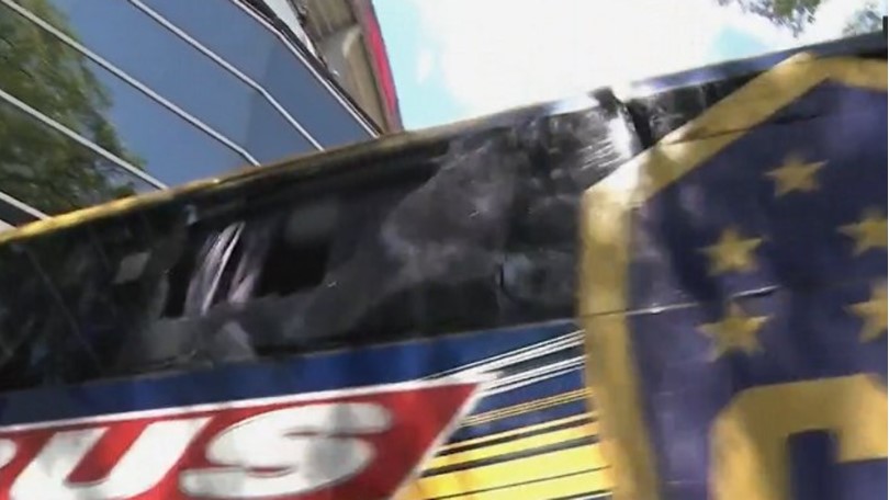 Momento en que hinchas del River atacan al autobús del Boca Juniors (Video)