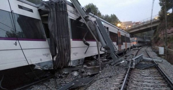 Un muerto y 49 heridos al descarrilar un tren en España