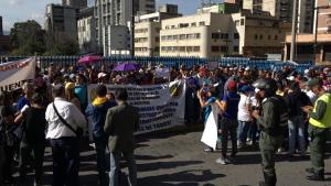 Docentes protestan frente al Ministerio de Educación exigiendo mejoras salariales #29Nov