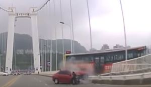 EN VIDEO: ¡Mortal!… ataca a conductor de autobús, pierde el control y se precipita por un puente al vacío