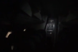 En México, un guardia de seguridad escuchó ruidos dentro de un avión y quedó aterrado con lo que encontró (video)