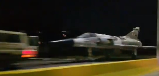 Qué curioso… Aviones de combate son remolcados desde la base aérea El Libertador en Aragua (VIDEO)