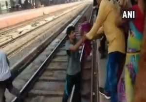 ¡Aterrador! Un tren pasa por encima de bebé en India, que escapa sin un rasguño (Video)