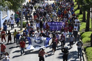 Cientos de migrantes salen de Ciudad de México en caravana hacia EEUU