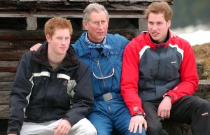 El príncipe Carlos llevaba a sus hijos a recoger basura en vacaciones