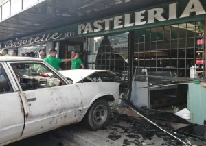 Un carro se estrelló contra panadería en el km 15 de la Panamericana (FOTO)
