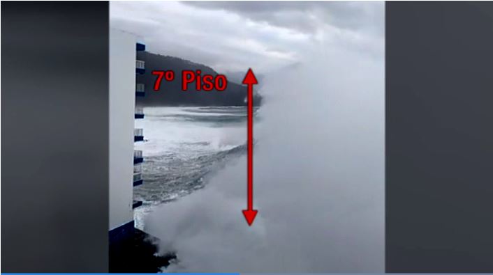 El edificio cuyo balcón fue arrasado por una ola en Tenerife se construyó directamente sobre el mar (video)