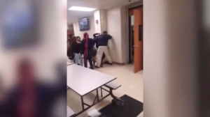 Estudiantes golpearon al subdirector de su escuela, lo filmaron y subieron el video a las redes sociales