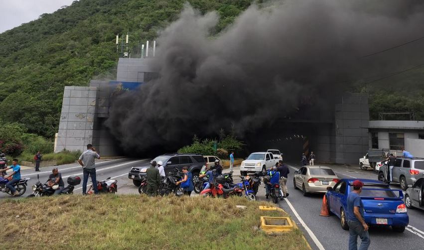 Bomberos controlan el incendio de una camioneta dentro del túnel Boquerón I (Video)