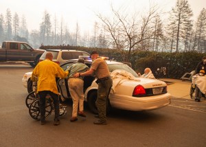 Aumentan a 30.000 los evacuados por devastador incendio en California (Fotos)