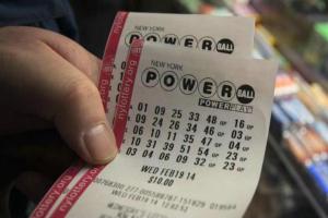 Pareja de EEUU encontró un boleto de lotería premiado con 1,8 millones de dólares tras limpiar su casa