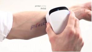 ¡Increíble! Una máquina pequeña puede hacer tatuajes temporales en pocos segundos