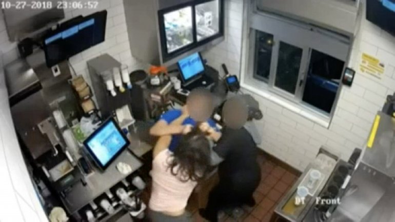 Mujer golpeó brutalmente a un empleado de McDonald’s porque le negó la salsa de tomate (VIDEO)