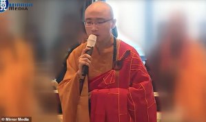 ESCÁNDALO: Drogado, homoerótico y monje budista… le filtraron este video sexual