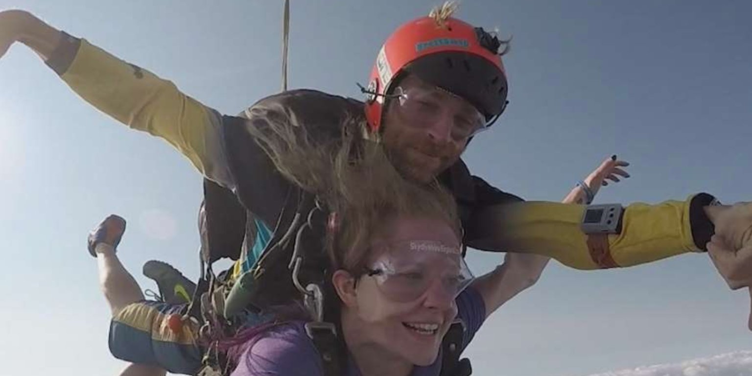 El secreto detrás de la muerte de un instructor durante su último viaje en paracaidas