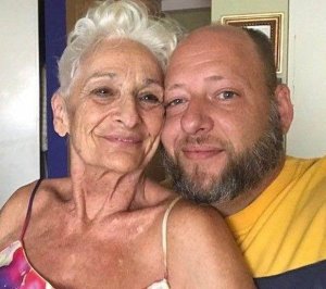 Ella, de 82, se prepara con esta rutina para tener sexo con él… de 39 (FOTOS)