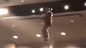 Un pastor levita sobre sus fieles en una iglesia de EEUU (Video)