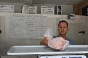 Hasta un día de cola hacen los habitantes de Vargas para comprar un pollo