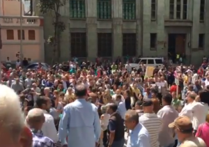 ¡Se prendió! Trabajadores públicos protestan frente a la Vicepresidencia y trancan la Av. Urdaneta #1Nov (Videos)
