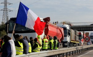 Gobierno francés califica de deriva total las protestas por alza en el precio del combustible