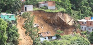 Diez muertos por devastador deslizamiento de tierra en Río de Janeiro (Fotos)