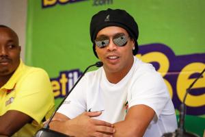 ¡Irónico! Ronaldinho es el nuevo embajador de turismo brasileño, aunque tiene pasaporte suspendido