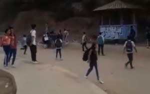 ¡Vándalos! Estudiantes saquean el carrito de helados de un venezolano en Perú (Video)