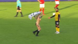 Jugada Maestra: Equipo de fútbol holandés contrató una stripper para distraer a sus rivales durante el partido (Fotos y Video)