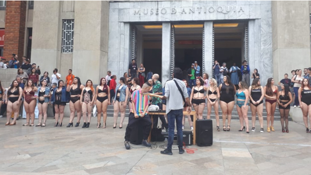 Mujeres de tallas grandes toman la Plaza Botero de Medellín en ropa interior