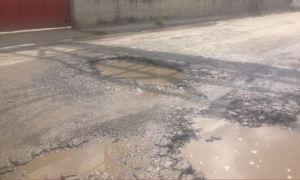 Cráteres en las carreteras de Los Teques revientan cauchos y afectan el suministro de gas (FOTOS)