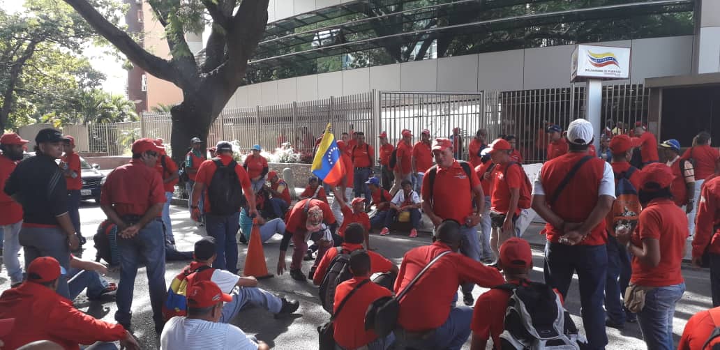 Trabajadores portuarios toman sede central de Bolipuertos para exigir reivindicaciones