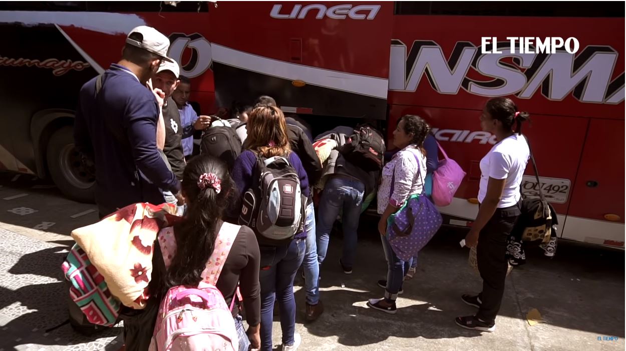 Cruzar tres países y tomar trece buses, el precio por huir de Venezuela (Video)