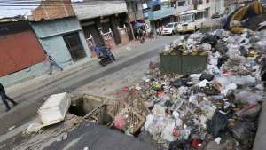 Derrumbes y aguas negras afectan la vía a El Junquito